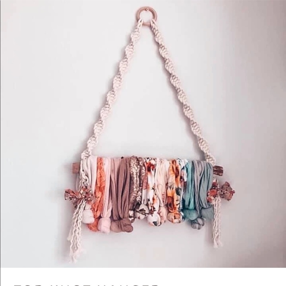Baby bow hanger